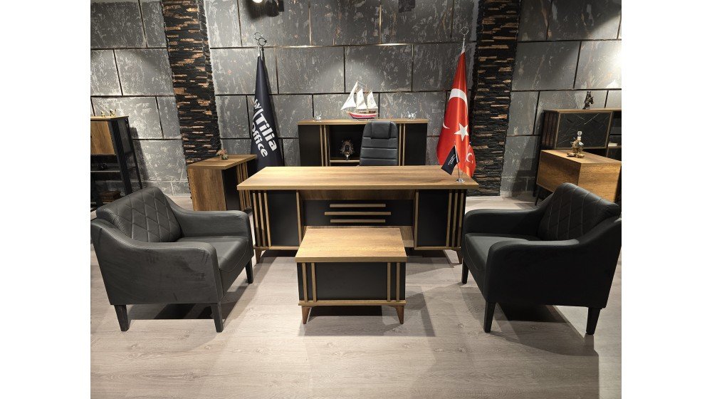 Anka lüks yönetici masa takımı, yivli antrasit panelleri ve doğal ahşap dokusu ile modern ofis ortamında V koltuklar ile sergileniyor.